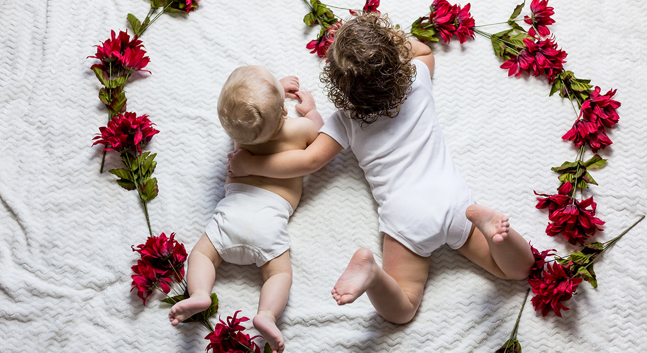ハート形のリーフに囲まれた赤ちゃん2人