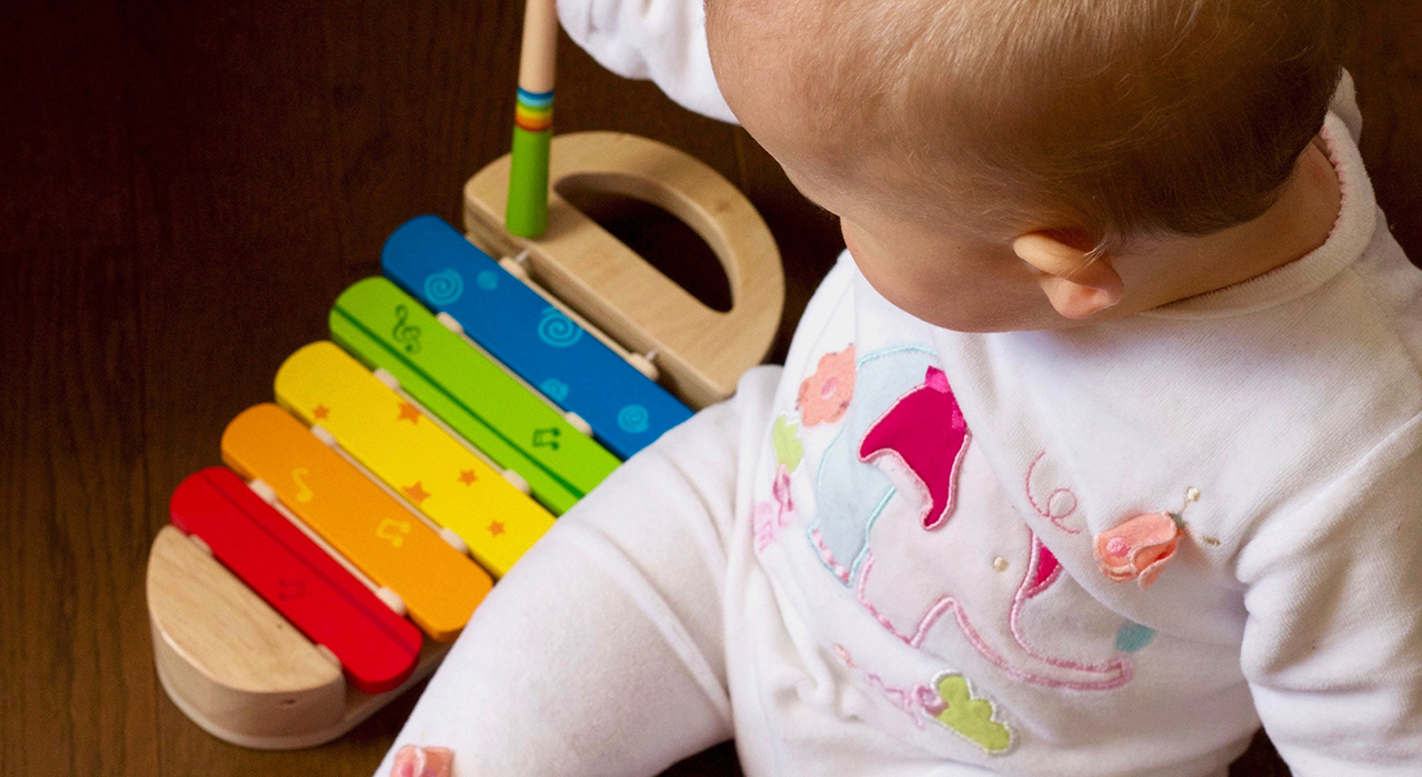 おもちゃの木琴で遊ぶ赤ちゃん